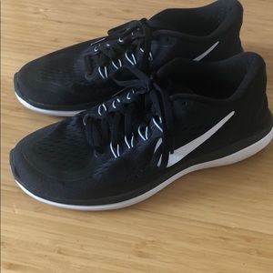Black Nikes Flex 2017 Run size 8.5